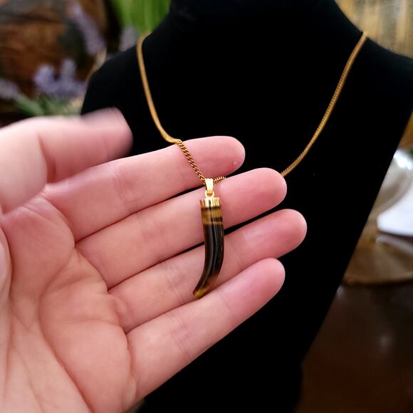 Vintage Tiger’s Eye Horn Pendant Necklace on Gold Tone Chain Boho Retro Jewelry - Picture 5 of 10